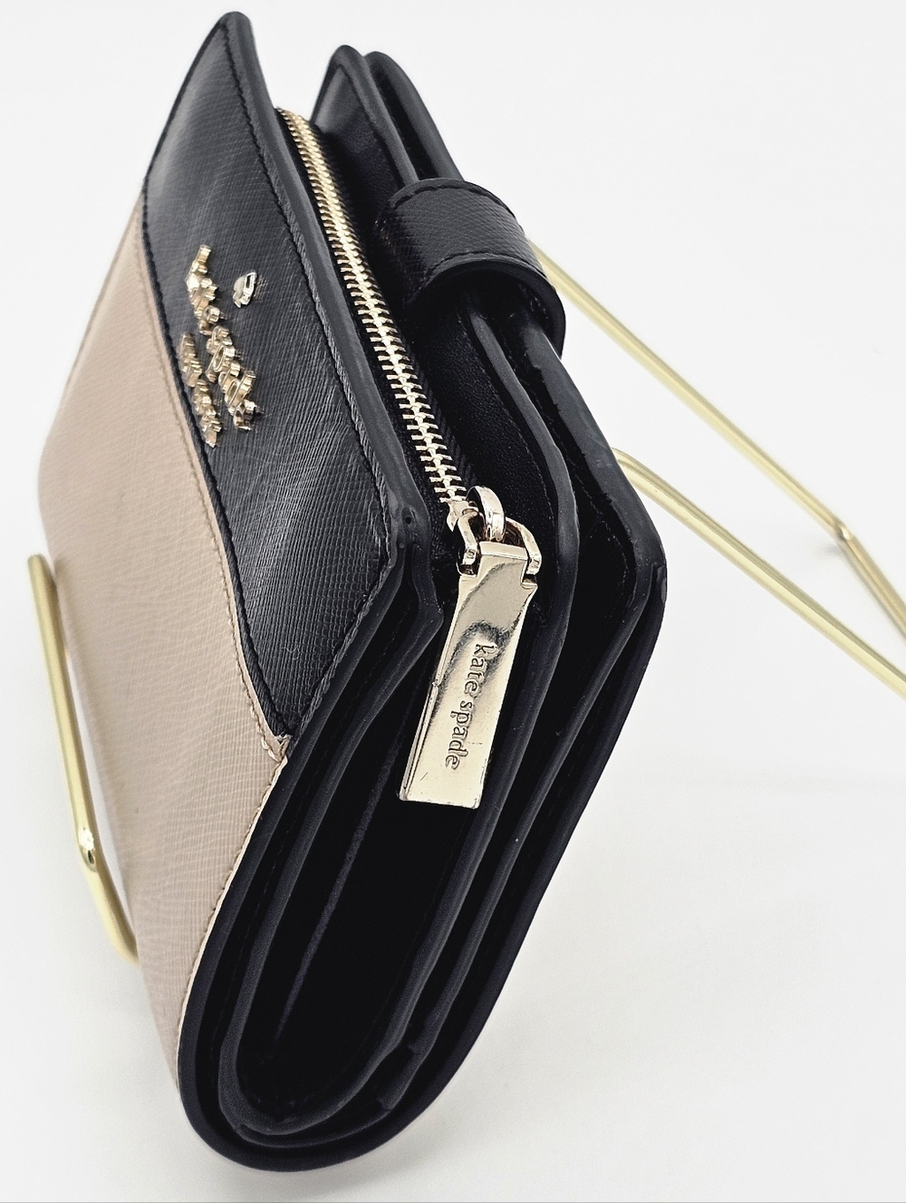 KATE SPADE Black and Beige Colorblock Compact Pebbled Leather Wallet - Picture 4 of 9